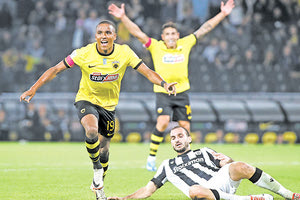 Στιγμιότυπο απο το ντέρμπι ΑΕΚ-ΠΑΟΚ