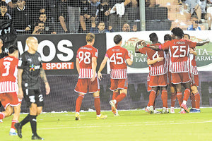 Οι παίκτες του Ολυμπιακού πανηγυρίζουν για την σπουδαία νίκη που πέτυχαν σπάζοντας το αήττητο του ΟΦΗ στο Ηράκλειο