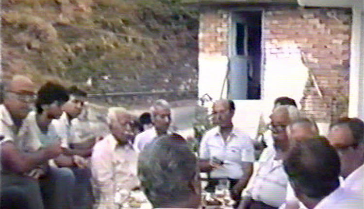   Νιώθω την ανάγκη να γράψω έστω και τώρα πολύ λίγα λόγια, για τον δευτεροξάδερφο Κωστή Φωτάκη του Μανωλιό από το Αποδούλου, κυρίως για τη μουσική του πορεία και τηv προσφορά του στην κρητική μουσική. Ίσως έπρεπε να το είχα κάνει νωρίτερα, μα ποτέ δεν είναι αργά.