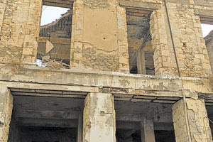 Τον Ιούνιο σημειώθηκε το πρώτο περιστατικό αποκόλλησης λίθων από το εμβληματικό πρώην ξενοδοχείο Μίνως