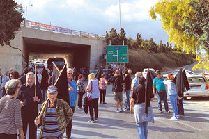 ΚΑΤΟΙΚΟΙ ΤΗΣ ΕΠΙΣΚΟΠΗΣ ΣΤΟΝ ΚΑΡΤΕΡΟ Απέκλεισαν τον κόμβο για να κρατήσουν τα ΕΛ-ΤΑ