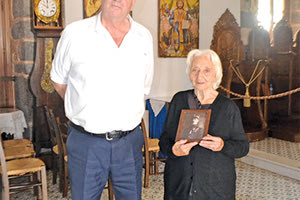 Η Ευαγγελία Ταμπακάκη, συζ. Ανδρουλάκη – πρώτη ανιψιά του ήρωα Μανόλη Γιακουμάκη. Η μητέρα της Ευαγγελίας, Ελένη συζ. Εμμ. Γ. Ταμπακάκη, ήταν αδελφή του Μανόλη Γιακουμάκη. Στη φωτογραφία η κ. Ευαγγελία με τον Γιώργο Καλογεράκη.