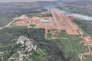 Ακούγεται εντόνως η πληροφορία για τον νέο Διεθνή  Αερολιμένα στο Καστέλλι που κατασκευάζεται δίπλα από το υφιστάμενο στρατιωτικό αεροδρόμιο ότι στο εγγύς μέλλον να αποκαλείται 118 Πτέρυγα Μάχης και να προστατεύεται από συστοιχίες Patriot