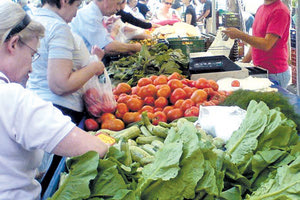Μπορεί στη Λότζια να επικρατεί δυσφορία για την απόρριψη της απόφασης του Δημοτικού Συμβουλίου που αφορά στη μετακίνηση της λαϊκής αγοράς της Παρασκευοπούλου, αλλά είναι ξεκάθαρο ότι δεν μπορεί να φταίει η Αποκεντρωμένη που είναι καθηλωμένη οκτώ χρόνια η λαϊκή αγορά στο ίδιο σημείο.