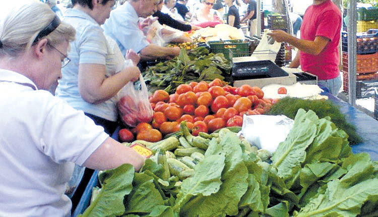 Μπορεί στη Λότζια να επικρατεί δυσφορία για την απόρριψη της απόφασης του Δημοτικού Συμβουλίου που αφορά στη μετακίνηση της λαϊκής αγοράς της Παρασκευοπούλου, αλλά είναι ξεκάθαρο ότι δεν μπορεί να φταίει η Αποκεντρωμένη που είναι καθηλωμένη οκτώ χρόνια η λαϊκή αγορά στο ίδιο σημείο.