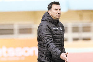 Ο Κώστας Φραντζέσκος θα είναι ο νέος προπονητής του ΠΟΑ στην Γ΄ Εθνική. Οι δυο πλευρές συναντήθηκαν χθες το βράδυ και έδωσαν τα χέρια με τον άλλοτε παίκτη του ΟΦΗ να αναλαμβάνει τα ηνία της τεχνικής ηγεσίας στην επιστροφή των «πράσινων» στην Γ΄ Εθνική. Ο Κώστας Φραντζέσκος γεννήθηκε στην Αθήνα στις 4 Ιανουαρίου 1969. Έχει στο ενεργητικό του 379 συμμετοχές και 132 γκολ σε επαγγελματικό επίπεδο φορώντας μεταξύ άλλων τις φανέλες του ΟΦΗ, του Παναθηναϊκού, του ΠΑΟΚ και του Άρη Θεσσαλονίκης. Την καριέρα του ως προπονητής ξεκίνησε στον Απόλλων Λάρισας, εν συνεχεία στην ΑΕΛ και στα Τρίκαλα. Τώρα, μετακομίζει στο Ηράκλειο και το Ατσαλένιο για λογαριασμό του ΠΟΑ. Σήμερα το απόγευμα θα γίνει η επίσημη παρουσίαση και οι πρώτες του δηλώσεις ως προπονητής του ΠΟΑ στο γήπεδο του Ατσαλένιου. «Κώστα Φραντζέσκο καλώς ήρθες στην οικογένεια του Π.Ο.Α, σου ευχόμαστε υγεία και πολλές επιτυχίες με την ομάδα μας» αναφέρει μεταξύ άλλων η ανακοίνωση του ΠΟΑ.