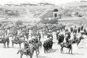 ΦΩΤΟΗΜΕΡΑΣ :ΤΟ ΑΓΓΛΙΚΟ ιππικό στα Ενετικα Τείχη το 1897.