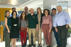 Ένα από τα πιο άξια και ικανά στελέχη της Τράπεζας Πειραιώς ο Βασίλης Βαρούχας αποφάσισε να αλλάξει ρότα. Και να αφήσει την τράπεζα μετά από 15 χρόνια. Ο ίδιος ευχαρίστησε με θέρμη τους συνεργάτες του που του ευχήθηκαν τα καλύτερα!