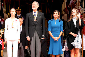 Μελλοντική βασίλισσα της Ισπανίας χρίστηκε στη Μαδρίτη χθες, η πριγκίπισσα Λεονόρ. Χθες  στα 18α γενέθλιά της, η πριγκίπισσα ορκίστηκε πίστη στο ισπανικό Σύνταγμα, πράγμα που σημαίνει ότι μπορεί πλέον να ενεργεί επίσημα ως αντιβασιλέας απουσία του πατέρα της, βασιλιά Φελίπε.