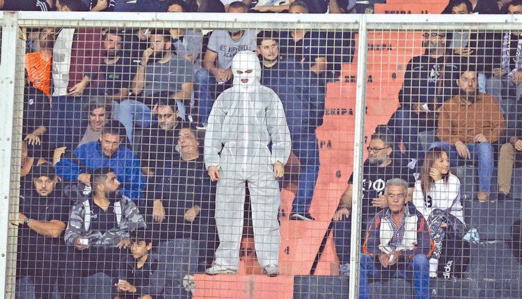 Ατμόσφαιρα Halloween  στις κερκίδες του «Γεντί Κουλέ»