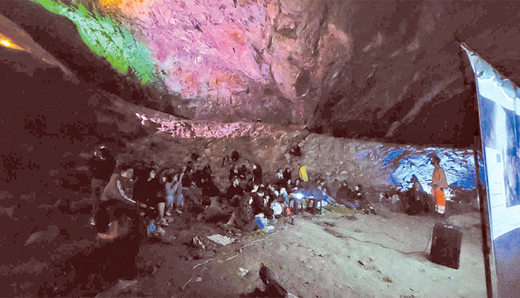 Πολλοί, κυρίως νέοι, μετείχαν στην προβολή