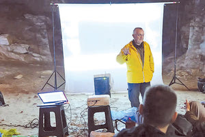 Ο σπουδαίος ντοκιμαντερίστας Σταύρος Ψυλλάκης μιλά για την ταινία του μέσα στο σπήλαιο