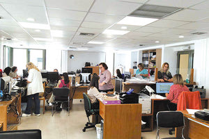 ΧΙΛΙΑΔΕΣ ΟΦΕΙΛΕΤΕΣ ΣΤΟΥΣ ΔΗΜΟΥΣ Στην ουρά για τις κλήσεις