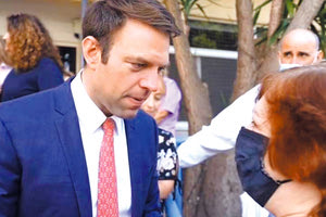 Απορίες απλών ανθρώπων; Πήγε στο Γενικό Νοσοκομείο Αθηνών «Γ. Γεννηματάς» ο πρόεδρος του ΣΥΡΙΖΑ, Στέφανος Κασσελάκης, ο οποίος συναντήθηκε με τη διοίκηση του νοσοκομείου και με τους εκπροσώπους των εργαζομένων, ενώ είχε την ευκαιρία να συνομιλήσει με εργαζόμενους στους χώρους του νοσοκομείου καθώς και με συγγενείς ασθενών.