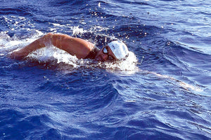 Ο  “χρυσός” παραολυμπιονίκης Χαράλαμπος Ταϊγανίδης ξεκίνησε χθες από το λιμάνι της Σούδας το τιτάνιο εγχείρημα να διασχίσει κολυμπώντας σε ανοιχτό πέλαγος μια απόσταση 250 χλμ. με προορισμό το λιμάνι της Σητείας.