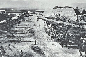 ΦΩΤΟΗΜΕΡΑΣ: ΗΡΑΚΛΕΙΟ, στα τείχη το 1897. Από κηδεία Άγγλου στρατιώτη.