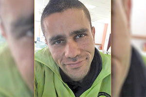 Στο Πέραμα μαθαίνω ότι ενάμιση μήνα τώρα βρίσκεται αγκυροβολημένο το BLUE HORIZON και βάφεται άσπρο στα χρώματα της ΑΝΕΚ, ενώ την ίδια διαδικασία ακολουθεί και το BLUE GALAXY, που βρίσκεται στη δεξαμενή ΠΕΙΡΑΙΑΣ ΙΙΙ. Μετά την απορρόφηση της ΑΝΕΚ από την ΑΤΤΙCΑ η ίδια η εταιρεία ανέφερε ότι θα παραχωρήσει δύο πλοία της BLUE STAR στον στόλο της ΑΝΕΚ, καθώς θα αποσύρει τα χρώματα της BLUE STAR από τις γραμμές της Κρήτης (Χανιά και Ηρακλείο). Το BLUE HORIZON με νέο όνομα και χρώμα θα δρομολογηθεί στη γραμμή του Ηρακλείου μαζί με το ΚΡΗΤΗ ΙΙ, ενώ το BLUE GALAXY με νέο όνομα και χρώμα θα δρομολογηθεί στη γραμμή των Χανίων μαζί με το “ΕΛΥΡΟΣ”». Πολλοί τώρα προτείνουν το Blue Ηοrizon να μετονομαστεί σε “Αντώνης Καρυώτης”! Και δικαίως!