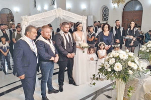 Όχι ένα, όχι δύο, όχι 10… Ο γνωστός λυράρης Μανώλης Σταθωράκης  από τις Καμάρες ανέβηκε τα σκαλιά της εκκλησίας με την εκλεκτή της καρδιάς του,  την Μαρίνα Λεμονάκη