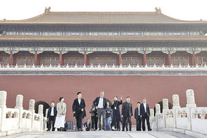 Την Απαγορευμένη Πόλη στο Πεκίνο επισκέφτηκε χθες ο πρωθυπουργός Κυριάκος Μητσοτάκης. Ο πρωθυπουργός πραγματοποιεί επίσκεψη-αστραπή στην Κίνα, στο πλαίσιο της οποίας θα έχει συναντήσεις με την κινεζική ηγεσία. Ειδικότερα θα συναντηθεί με τον πρόεδρο Σι Τζινπίνγκ,               τον πρωθυπουργό Λι Τσιανγκ και τον πρόεδρο της Λαϊκής Εθνοσυνέλευσης Τζάο Λετζί. 