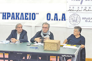 Ο κ. Δελάκης (μέση) εκλέχτηκε για 5η φορά πρόεδρος του «Ηράκλειο» Ο.Α.Α.