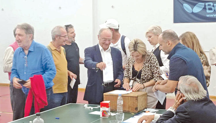  Ο κ. Δελάκης (μέση) εκλέχτηκε για 5η φορά πρόεδρος του «Ηράκλειο» Ο.Α.Α.