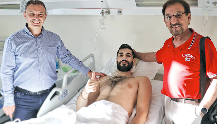 Ο Ντράσκοβιτς μετά την επέμβαση με τους γιατρούς κ. Δρακουτό, Στεφανουδάκη