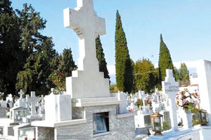 Μαλλιοτραβήχτηκαν τα αδέρφια μέσα στο νεκροταφείο