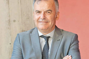 Σημαντική διάκριση για τον καθηγητή Βασίλειο Χαρμανδάρη