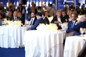 Στην εκδήλωση για τα 100 χρόνια του ΤΕΕ ήταν πολύς κόσμος. Στο πρώτο τραπέζι ο πρωθυπουργός, η πρόεδρος, ο Τασούλας και στο διπλανό τέσσερις υπουργοί της κυβέρνησης, Δένδιας, Άδωνις, Σκυλακάκης και Λίνα Μενδώνη, κι ακριβώς στη μέση ο Νίκος Ανδρουλάκης.