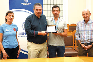 Ο κ. Πιτσούλης βράβευσε τον Αντώνη Καταντωνάκη για την διάκρισή του στην Ιταλία