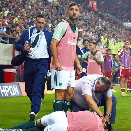 τραυματισμό του Χουάνκαρ από ρίψη κροτίδας