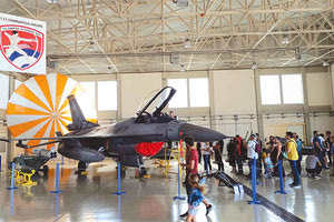 Πλήθος κόσμου έχει κατακλύσει από χθες  την 133 Σμηναρχία Μάχης στο Καστέλλι με την ευκαιρία του μεθαυριανού  εορτασμού του προστάτη Άγιου της Πολεμικής Αεροπορίας, Μιχαήλ Αρχαγγέλου. Στο χώρο του αεροδρομίου λειτουργεί κι είναι ανοικτό μουσείο, στατική έκθεση , καθώς και προσομοιωτής πτήσεων.