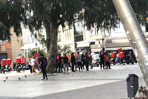 Και στο Ηράκλειο έδωσαν δυναμικό παρών οι διανομείς φαγητού της αλυσίδας efood, στο πλαίσιο της πανελλαδικής κινητοποίησης του Σάββατου, που έλαβε χώρα με μοτοπορείες στις μεγάλες πόλεις της επικράτειας.