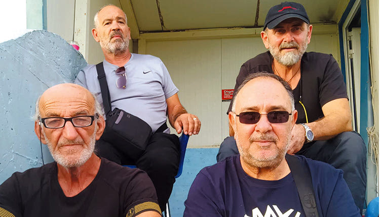 Οι παλαίμαχοι του Ηροδότου Τάσος Κοιλιάρας και Νίκος Λάμπρου στην κερκίδα του γηπέδου της Αλικαρνασσού