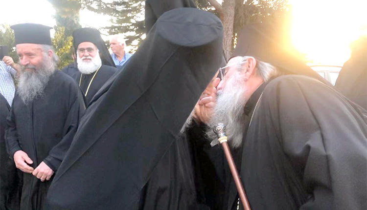 Ο αρχιεπίσκοπος ασπάζεται με αγάπη το χέρι του γηραιότερου μοναχού της Μονής