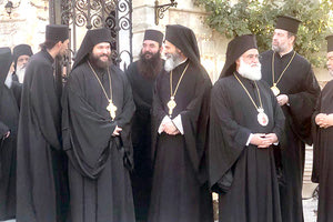 Ο αρχιμανδρίτης Διονύσιος στην είσοδο της Μονής ενώ περιμένουν την άφιξη του Αρχιεπισκόπου Κρήτης