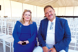 Ο κ. Vitaliy Bοrisov μίλησε αποκλειστικά στην “Π”. Δίπλα του η μεταφράστριά του.