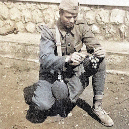 Ο πολυβολητής Γεώργιος Μιχαήλ Χαραλαμπάκης. Πήρε μέρος στον Ελληνοϊταλικό πόλεμο και στο χιονισμένο ύψωμα 1178 έπαθε γάγγραινα. Στο χειρουργείο του νοσοκομείου Ιωαννίνων έχασε τα κάτω άκρα του και παρέμεινε ανάπηρος