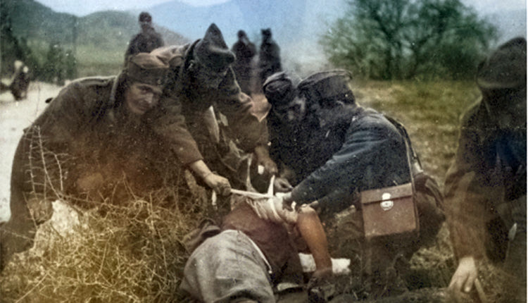 Στρατιώτες μας περιποιούνται έναν συνάδελφό τους τραυματία των μαχών του Ελληνοϊταλικού πολέμου. (Πηγή: Διεύθυνση Ιστορίας Στρατού)