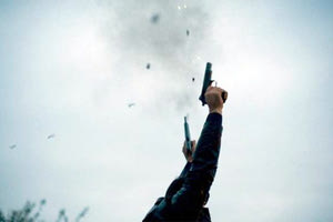 Το χωριό βυθίστηκε στο σκοτάδι από τους πυροβολισμούς