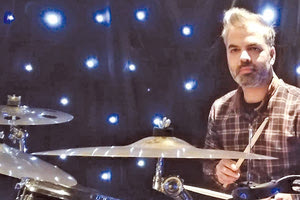 Ο ντράμερ Τάσος Κηρύκος πέθανε από ανακοπή πάνω στη σκηνή