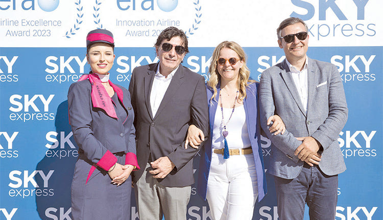 Oι άνθρωποι της SKY Express δίπλα στην Πολεμική Αεροπορία και τα στελέχη της