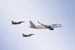 Δύο υπερσύγχρονα αεροσκάφη της SKY express AIRBUS A320neo και ATR 72-600 δίπλα σε C-27, F-16 και Mirage 2000-5
