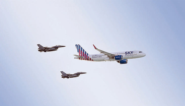 Δύο υπερσύγχρονα αεροσκάφη της SKY express AIRBUS A320neo και ATR 72-600 δίπλα σε C-27, F-16 και Mirage 2000-5