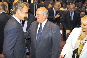 Θερμός χαιρετισμός μεταξύ Κυριάκου Μητσοτάκη και Κώστα Καραμανλή