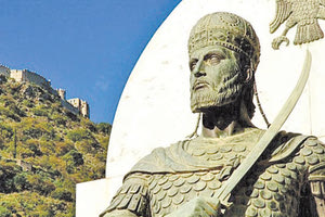 Ήταν καλοκαίρι του 2020 από όσο θυμάμαι. Τότε αποφάσισε τη φιλοτέχνηση και τοποθέτηση στο Ηράκλειο ανδριάντα του Κωνσταντίνου Παλαιολόγου