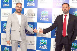 Δεξιά ο πρόεδρος και διευθύνων σύμβουλος της TEZ Tour Ελλάδας κ. Δημήτρης Χαριτίδης και δίπλα του ο γενικός διευθυντής κ. Μανόλης Απλαδενάκης