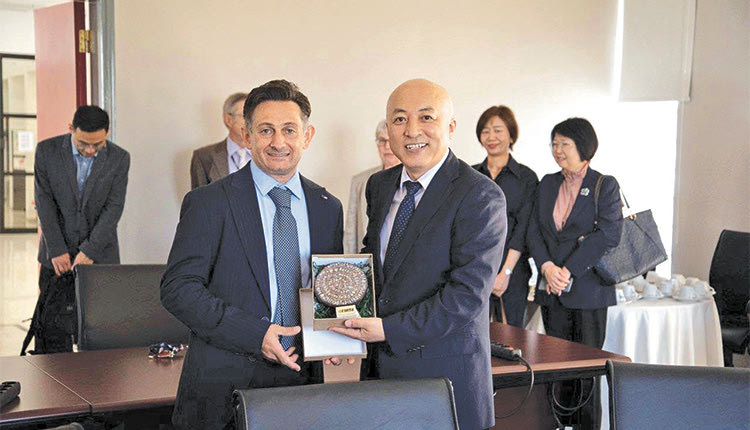 Ο αναπληρωτής διευθυντής του ΙΗΔΛ δρ. Μανώλης Στρατάκης και ο διευθυντης του Μουσείυου Wang Xudong