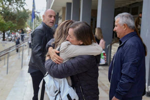 Στα δικαστήρια της Θεσσαλονίκης, για να συμπαρασταθεί στους γονείς της Έμμας, η γυναίκα που δέχτηκε το νεφρό της