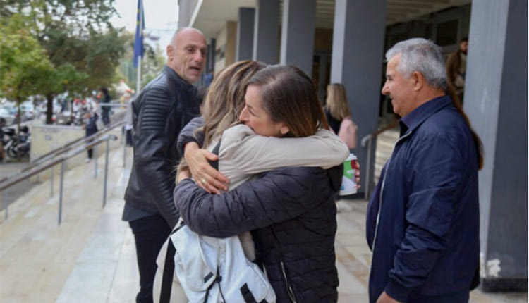 Στα δικαστήρια της Θεσσαλονίκης, για να συμπαρασταθεί στους γονείς της Έμμας, η γυναίκα που δέχτηκε το νεφρό της